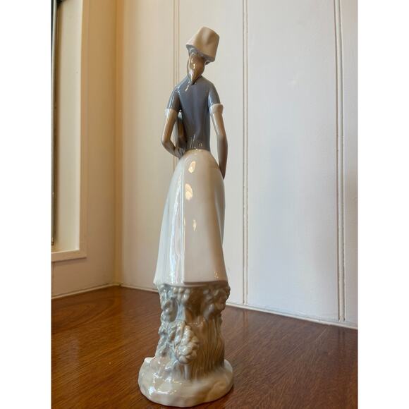 Lladró Spain Porcelain Figurine "Nurse" #4603 Salvador Furió 14" Mint Condition - Picture 3 of 6